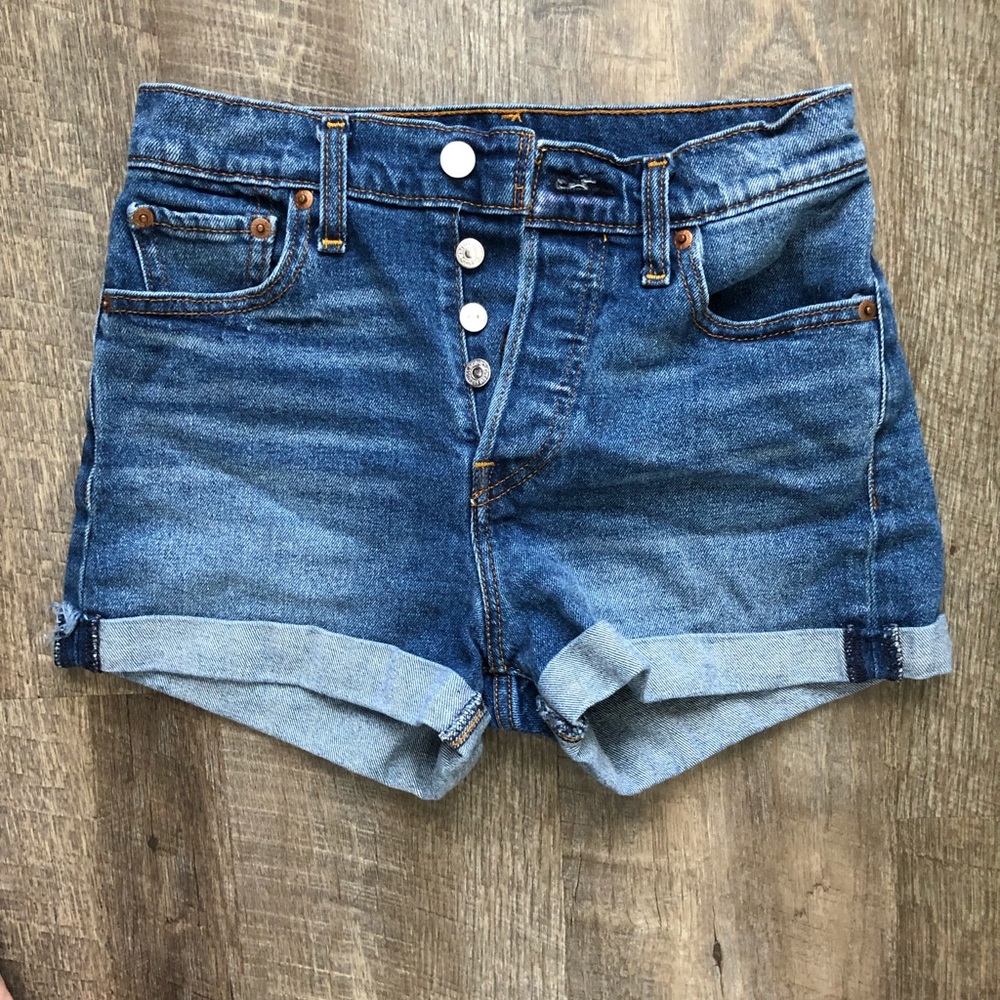 Classic mid rise Levi’s shorts